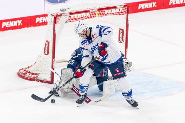 Patrick Brown of Adler Mannheim, 38, is stopped here by Mathias Niederberger, goalie for EHC Red Bull Munich, 35 (GER), EHC Red Bull Munich vs. Adler Mannheim, Ice Hockey, DEL, 2026–2027 Season, Matchday 1, September 18, 2026 Photo by HMB Media, Franz Feiner Copyright: HMBxMedia FranzxFeiner