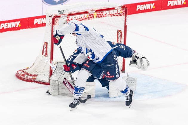 Patrick Brown of Adler Mannheim, 38, is stopped here by Mathias Niederberger, goalie for EHC Red Bull Munich, 35 (GER), EHC Red Bull Munich vs. Adler Mannheim, Ice Hockey, DEL, 2026–2027 Season, Matchday 1, September 18, 2026 Photo by HMB Media, Franz Feiner Copyright: HMBxMedia FranzxFeiner