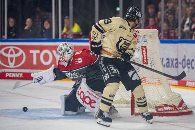 Janne Juvonen of the Cologne Sharks, 30, was able to stop 10GRI s breakaway. Cologne Sharks vs. Grizzlys Wolfsburg, Ice Hockey, Penny DEL, Matchday 1, 2026–2027 Season, September 18, 2026, Cologne Sharks vs. Grizzlys Wolfsburg, Ice Hockey, Penny DEL, Matchday 1, 2026–2027 Season, September 18, 2026, Cologne Copyright: xEibner-Pressefoto ThomasxHaeslerx EP_THR