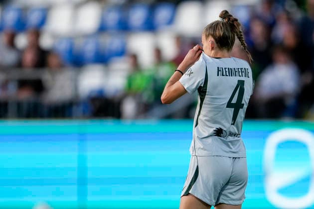 Sophia Kleinherne Wolfsburg, 4, player, VfL Wolfsburg players, looking disappointed, disappointment, frustration, pessimistic, after conceding the goal to make it 1–0, action, game scene, September 18, 2026, Sinsheim, Hoffenheim, Germany, soccer, Google Pixel Women’s Bundesliga, TSG 1899 Hoffenheim vs. VfL Wolfsburg, DFB and DFL regulations prohibit any use of photographs as image sequences and or quasi-video xozx