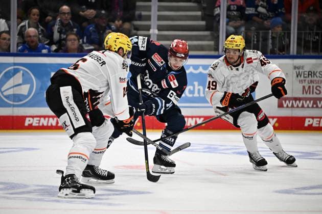 From left to right: Konrad Abeltshauser (Loewen Frankfurt 16), Curtis Valk (Schwenninger Wild Wings), Michael Joyaux (Loewen Frankfurt 49). Schwenninger Wild Wings vs. Loewen Frankfurt, DEL, Regular Season, Game 1, 2026–2027 Season, September 18, 2026: Schwenninger Wild Wings vs. Loewen Frankfurt, DEL, Regular Season, Game 1, 2026–2027 Season, September 18, 2026, Schwenningen Copyright: xEibner-Pressefoto SvenxLaeglerx EP_SVL