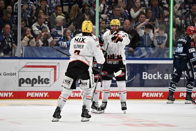 Celebration, from left to right: Ty Glover (Loewen Frankfurt 7), Matthew Wedman (Loewen Frankfurt 67). Schwenninger Wild Wings vs. Loewen Frankfurt, DEL, Regular Season, Game 1, 2026–2027 season, September 18, 2026: Schwenninger Wild Wings vs. Loewen Frankfurt, DEL, Regular Season, Game 1, 2026–2027 Season, September 18, 2026, Schwenningen Copyright: xEibner-Pressefoto SvenxLaeglerx EP_SVL