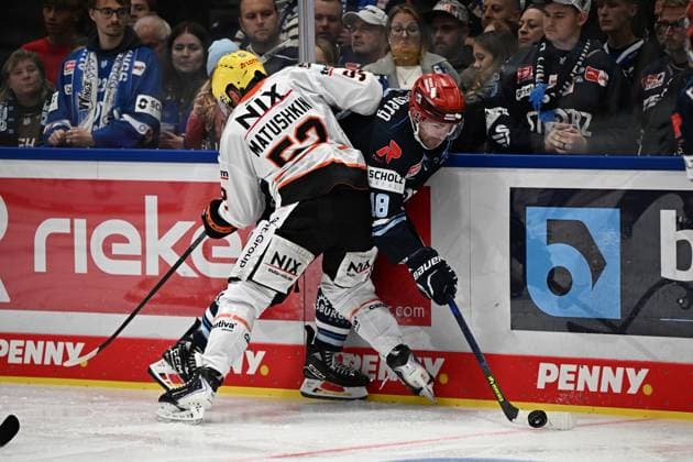 From left to right: Maksim Matushkin, Loewen Frankfurt 52, Eric Cornel, Schwenninger Wild Wings. Schwenninger Wild Wings vs. Loewen Frankfurt, DEL, Regular Season, Game 1, 2026–2027 Season, 20260918 Schwenninger Wild Wings vs. Loewen Frankfurt, DEL, Regular Season, Game 1, 2026–2027 Season, 20260918 Schwenningen Copyright: xEibner-Pressefoto SvenxLaeglerx EP_SVL