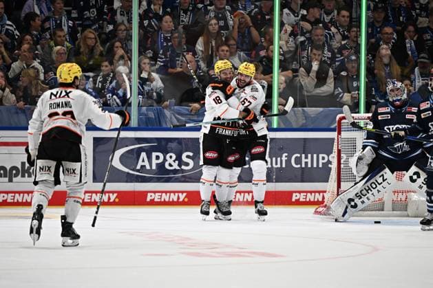 Celebration, from left to right: Eric Uba, Loewen Frankfurt 18; Matthew Wedman, Loewen Frankfurt 67; Schwenninger Wild Wings vs. Loewen Frankfurt, DEL, Regular Season, Game 1, 2026–2027 Season, September 18, 2026: Schwenninger Wild Wings vs. Loewen Frankfurt, DEL, Regular Season, Game 1, 2026–2027 Season, September 18, 2026, Schwenningen Copyright: xEibner-Pressefoto SvenxLaeglerx EP_SVL
