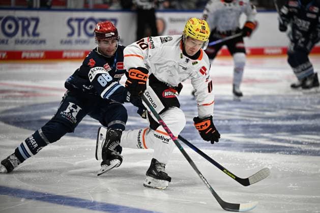 From left to right: Kyle Platzer (Schwenninger Wild Wings, 88), Brandon Biro (Loewen Frankfurt, 10). Schwenninger Wild Wings vs. Loewen Frankfurt, DEL, Regular Season, Game 1, 2026–2027 season, September 18, 2026 Schwenninger Wild Wings vs. Loewen Frankfurt, DEL, Regular Season, Game 1, 2026–2027 Season, September 18, 2026 Schwenningen Copyright: xEibner-Pressefoto SvenxLaeglerx EP_SVL