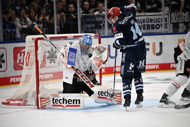 From left to right: Adam Scheel (Loewen Frankfurt), 31 Curtis Valk (Schwenninger Wild Wings). Schwenninger Wild Wings vs. Loewen Frankfurt, DEL, Regular Season, Game 1, 2026–2027 Season, September 18, 2026 Schwenninger Wild Wings vs. Loewen Frankfurt, DEL, Regular Season, Game 1, 2026–2027 Season, September 18, 2026 Schwenningen Copyright: xEibner-Pressefoto SvenxLaeglerx EP_SVL