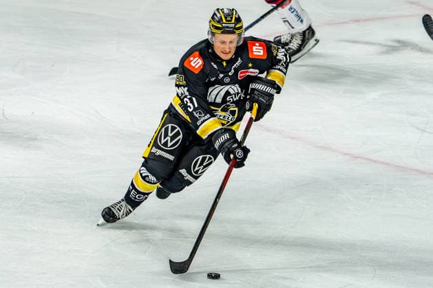 September 18, 2026, xkkux, Ice Hockey, DEL, Krefeld Pinguine vs. Fischtown Pinguins Bremerhaven, Matchday 1, 2026–27 Season, YAYLA Arena Krefeld, Max Newton, Krefeld Pinguine 37, North Rhine-Westphalia, Germany
