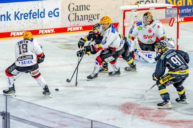 September 18, 2026, xkkux, Ice Hockey, DEL, Krefeld Pinguine vs. Fischtown Pinguins Bremerhaven, Matchday 1, 2026–27 Season, YAYLA Arena, Krefeld: C. J. Smith (Fischtown Pinguins) 19, Akito Hirose (Fischtown Pinguins) 02, Roope Mäkitalo (Krefeld Pinguine) 91, North Rhine-Westphalia, Germany