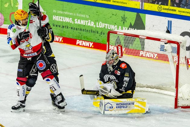 September 18, 2026, xkkux, Ice Hockey, DEL, Krefeld Pinguine vs. Fischtown Pinguins Bremerhaven, Matchday 1, 2026–27 Season, YAYLA Arena, Krefeld: Nico Krämmer of the Fischtown Pinguins (No. 21) shoots on the goal defended by Felix Bick of the Krefeld Pinguine (No. 31), North Rhine-Westphalia, Germany