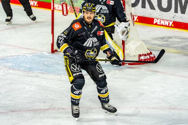 September 18, 2026, xkkux, Ice Hockey, DEL, Krefeld Pinguine vs. Fischtown Pinguins Bremerhaven, Matchday 1, 2026–27 Season, YAYLA Arena, Krefeld; Oliver Mebus; Krefeld Pinguine 22; North Rhine-Westphalia, Germany
