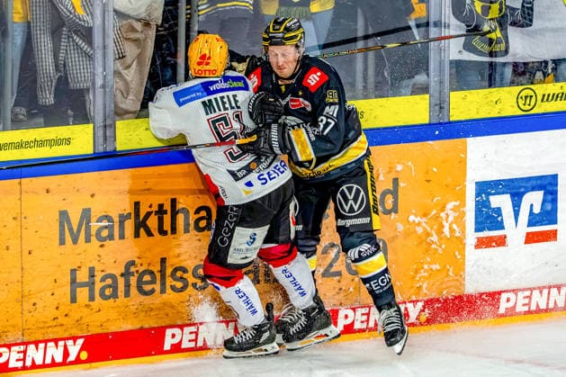 September 18, 2026, xkkux, Ice Hockey, DEL, Krefeld Pinguine vs. Fischtown Pinguins Bremerhaven, Matchday 1, 2026–27 Season, YAYLA Arena, Krefeld: Andy Miele (Fischtown Pinguins, 51) battles Max Newton (Krefeld Pinguine, 37) in North Rhine-Westphalia, Germany