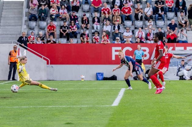 Goalkeeper Lisa Schmitz, 1 FC Cologne, 01, and Laura Vogt, 1 FC Cologne, 08, were unable to prevent Sarah Zadrazil of FC Bayern Munich Women, 25, from scoring, bringing the score to 5–2. Also playing: Edna Imade of FC Bayern Munich Women, 29 (GER), FC Bayern Munich Women vs. 1 FC Cologne, Soccer, Google Pixel Women’s Bundesliga, Matchday 5, 2026–2027 Season, September 19, 2026 DFL DFB REGULATIONS PROHIBIT ANY USE OF PHOTOGRAPHS as IMAGE SEQUENCES and or QUASI-VIDEO Photo: HMB Media, Heike Feiner Copyright: HMBxMedia HeikexFeiner