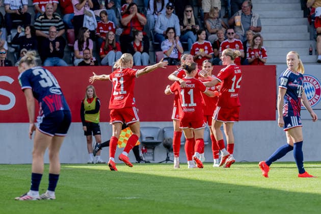 The Munich women celebrate with Sarah Zadrazil of FC Bayern Munich Women, 25, on her first goal since returning from a cruciate ligament tear, making the score 5–2 GER, FC Bayern Munich Women vs. 1. FC Köln, Soccer, Google Pixel Women’s Bundesliga, Matchday 5, 2026–2027 Season, September 19, 2026 DFL DFB regulations prohibit any use of photographs as image sequences and or quasi-video. Photo: HMB Media, Heike Feiner Copyright: HMBxMedia HeikexFeiner