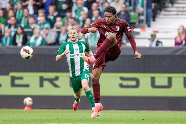 Noahkai Banks, FC Augsburg, 40 with the ball, single frame, full body, action, game scene, DFL REGULATIONS PROHIBIT ANY USE OF PHOTOGRAPHS AS SEQUENCE IMAGES AND OR VIDEO-LIKE PHOTO SERIES DFL REGULATIONS PROHIBIT ANY USE OF PHOTOGRAPHS AS IMAGE SEQUENCES AND OR QUASI-VIDEO, September 19, 2026, Bremen, Germany, Soccer, Bundesliga, SV Werder Bremen vs. FC Augsburg xobx