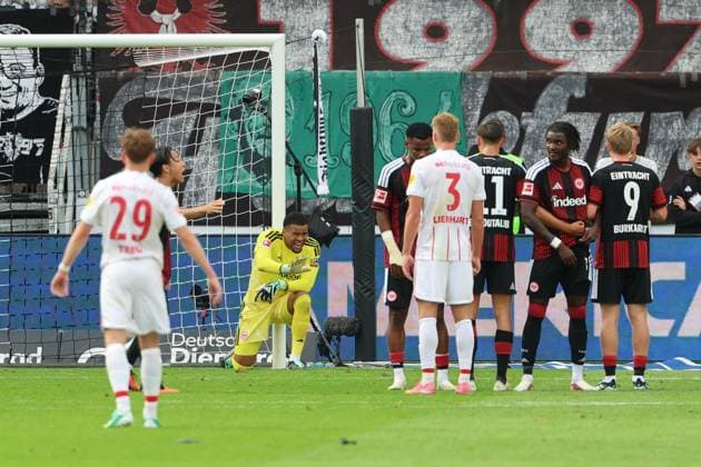 Goalkeeper Noah Atubolu of Eintracht Frankfurt, No. 1, adjusts the wall; Eintracht Frankfurt vs. SC Freiburg, Bundesliga, BL, 2026–2027 season, Game 4, September 19, 2026, Frankfurt, Deutsche Bank Park, Germany