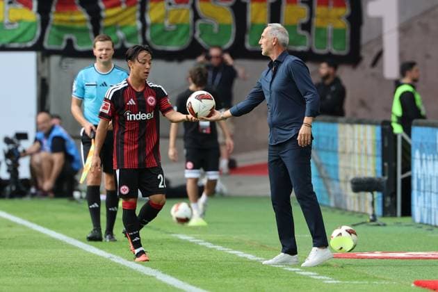 Coach Adi Hütter of Eintracht Frankfurt passes the ball to Keita Kosugi of Eintracht Frankfurt, No. 26, Eintracht Frankfurt vs. SC Freiburg, Bundesliga, BL, 2026–2027 season, Game 4, September 19, 2026, Frankfurt, Deutsche Bank Park, Germany