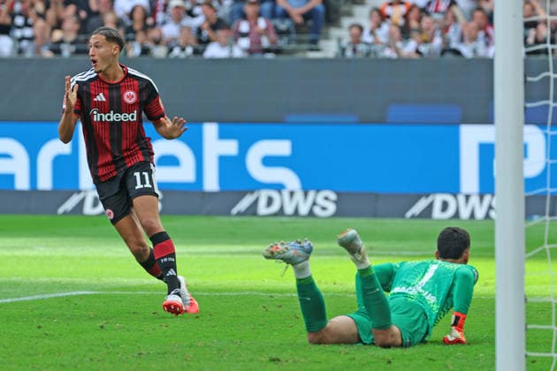 Younes Ebnoutalib (Eintracht Frankfurt, No. 11) surprises Ritus Doan (Eintracht Frankfurt, No. 20) as he takes a shot; goalkeeper Mio Backhaus (SC Freiburg, No. 1) is on the ground; Eintracht Frankfurt vs. SC Freiburg, Bundesliga, BL, 2026–2027 season, Game 4, September 19, 2026, Frankfurt, Deutsche Bank Park, Germany
