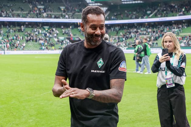 Daniel Thioune, coach of SV Werder Bremen, celebrates the victory, expresses his joy at winning the game, and thanks the fans and spectators for their support, DFL REGULATIONS PROHIBIT ANY USE OF PHOTOGRAPHS AS STILL IMAGES AND OR VIDEO-LIKE PHOTO SEQUENCES. DFL REGULATIONS PROHIBIT ANY USE OF PHOTOGRAPHS AS IMAGE SEQUENCES AND OR QUASI-VIDEO, September 19, 2026, Bremen, Germany, Soccer, Bundesliga, SV Werder Bremen vs. FC Augsburg xobx
