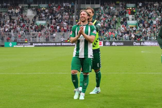 September 26, 19, GER, Soccer, 1st FBL Men, Matchday 4, 2026–2027 Season, SV Werder Bremen vs. FC Augsburg, Final Score 3–2, Thanks to the fans after the game—Mitchell Weiser, SV Werder Bremen 08, Weserstadion, Bremen, Germany Copyright: xnordphotoxGmbHx xTauchnitzx