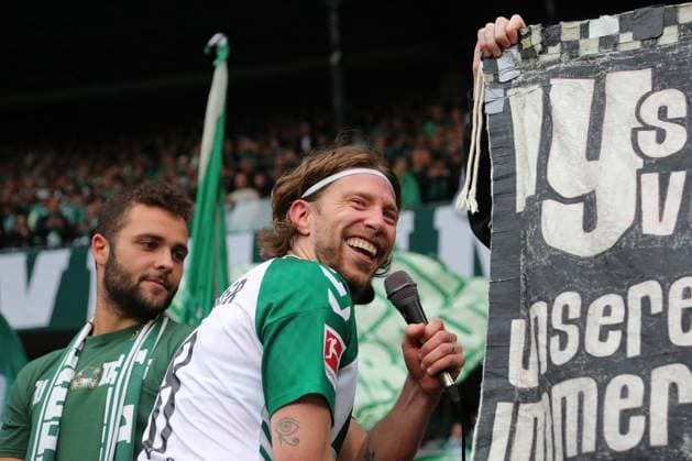 September 26, 19, GER, Soccer, 1st FBL Men, Matchday 4, 2026–2027 Season, SV Werder Bremen vs. FC Augsburg, Final Score 3–2, Thanks to the fans after the game—Mitchell Weiser, SV Werder Bremen 08, Weserstadion, Bremen, Germany Copyright: xnordphotoxGmbHx xTauchnitzx
