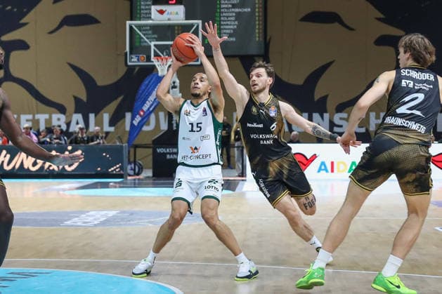 September 19, 2026, xgox, Basketball easyCredit BBL, Basketball Löwen Braunschweig vs. Gladiators Trier, from left: Ferdinand Zylka (Braunschweig), 6, Jordan Roland (Trier), 15, one-on-one, duel, battle, tackle (Braunschweig)