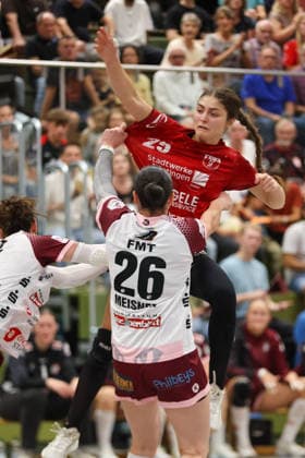 Annika Distel of SG Nürtingen Zizishausen, 25, in a close matchup with Jule Meisner of HL Buchholz 08 Rosengarten, 26, GER, SG Nürtingen Zizishausen vs. HL Buchholz 08 Rosengarten, Handball, 2nd ALSCO Women’s Handball Bundesliga, Matchday 4, 2026–2027 season, September 19, 2026 GER, SG Nürtingen Zizishausen vs. HL Buchholz 08 Rosengarten, Handball, 2nd ALSCO Women’s Handball Bundesliga, Matchday 4, 2026–2027 season, September 19, 2026 Steinenberg Copyright: xEibner-Pressefoto SoerenxHerwegx EP_SHG