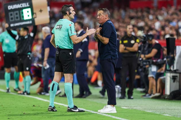 September 19, 2026, Sevilla, Sevilla, Spain: Luis Garcia Plaza, head coach of Sevilla FC, protest to Juan Martinez Munuera, referee of the match, during the Spanish league, LaLiga EA Sports, football match played between Sevilla FC and FC Barcelona, Barca at Ramon Sanchez-Pizjuan stadium on September 19, 2026, in Sevilla, Spain. Sevilla Spain - ZUMAa181 20260919_zaa_a181_668 Copyright: xIrinaxR.xHipolitox