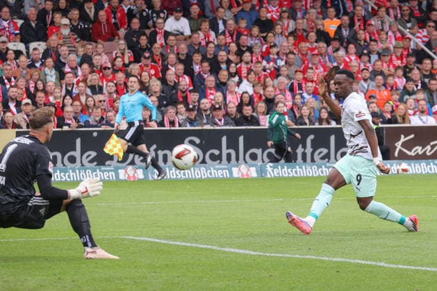 September 20, 2026, xtgx, Soccer 2. Bundesliga, FC Energie Cottbus vs. FC St. Pauli, from left: Abdoulie Ceesay (St. Pauli), 9 Offside, scores a goal, shoots, goal scorer, scores a goal, goal, scores the goal. DFL and DFB regulations prohibit any use of photographs as image sequences and or quasi-video. Cottbus