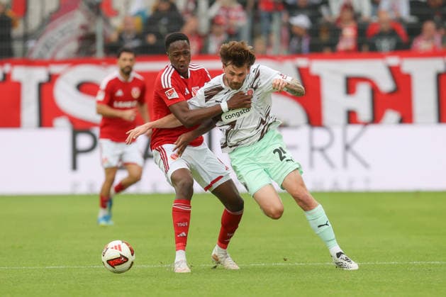 September 20, 2026, xtgx, Soccer, 2. Bundesliga, FC Energie Cottbus vs. FC St. Pauli, from left: King Manu (Cottbus), 2, Connor Metcalfe (St. Pauli), 24: Tackle, duel, battle, DFL and DFB regulations prohibit any use of photographs as image sequences and or quasi-video. Cottbus