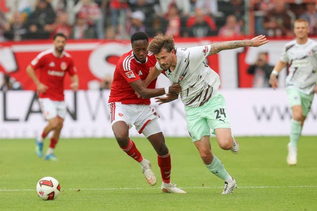 September 20, 2026, xtgx, Soccer, 2. Bundesliga, FC Energie Cottbus vs. FC St. Pauli, from left: King Manu (Cottbus), 2, Connor Metcalfe (St. Pauli), 24: Tackle, duel, battle, DFL and DFB regulations prohibit any use of photographs as image sequences and or quasi-video. Cottbus