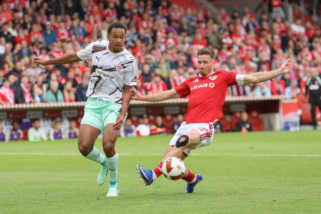 September 20, 2026, xtgx, Soccer 2. Bundesliga, FC Energie Cottbus vs. FC St. Pauli, from left: Youssoupha Niang (St. Pauli), 7, Axel Borgmann (Cottbus), 20, tackle, duel, battle, tackle DFL DFB REGULATIONS PROHIBIT ANY USE OF PHOTOGRAPHS as IMAGE SEQUENCES and or QUASI-VIDEO Cottbus