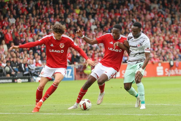 September 20, 2026, xtgx, Soccer 2. Bundesliga, FC Energie Cottbus vs. FC St. Pauli, from left: Luca Erlein (Cottbus), 21, King Manu (Cottbus), 2, Abdoulie Ceesay (St. Pauli), 9: Tackle, duel, battle, DFL and DFB regulations prohibit any use of photographs as image sequences and or quasi-video (Cottbus)