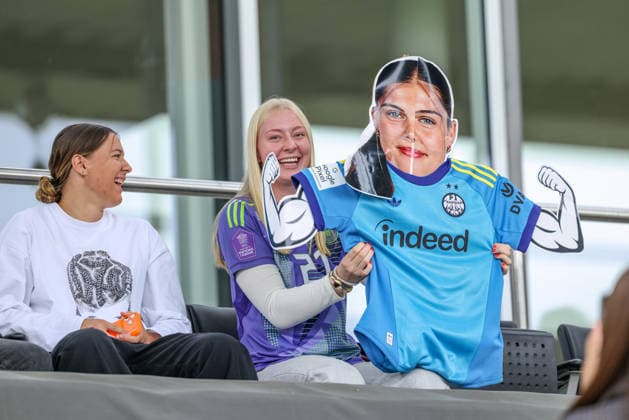 GER, Frankfurt, Eintracht Frankfurt II vs. Hertha BSC Berlin, Women s Bundesliga 2, Soccer, DFB, 2026–2027 Season, Stadion am Brentanobad, Matchday 7 in Pictures: Eintracht Frankfurt’s first team watches Sophia Winkler’s comeback and cheers her on with a cardboard cutout and a banner. Larissa Mühlhaus and Janne Krumme. DFB and DFL regulations prohibit any use of photographs as image sequences AND OR QUASI-VIDEO, September 20, 2026 Copyright: HMBxMedia HendrikxHamelau