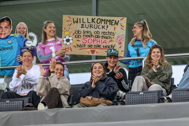 GER, Frankfurt, Eintracht Frankfurt II vs. Hertha BSC Berlin, Women s Bundesliga 2, Soccer, DFB, 2026–2027 Season, Stadion am Brentanobad, Matchday 7 in Pictures: Eintracht Frankfurt’s first team watches Sophia Winkler’s comeback and cheers her on with cardboard cutouts and banners. DFB and DFL regulations prohibit any use of photographs as image sequences and or quasi-video, September 20, 2026 Copyright: HMBxMedia HendrikxHamelau