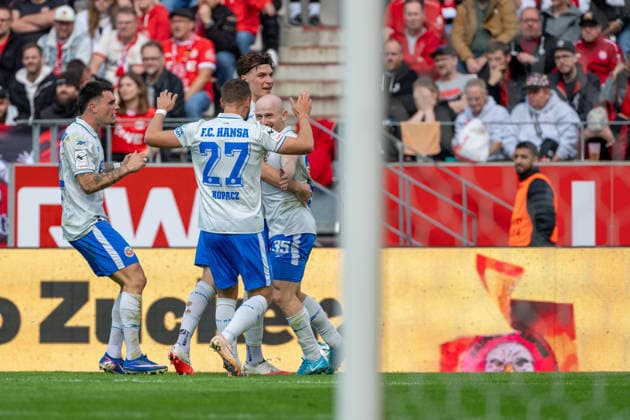 Peter Kiedl (FC Hansa Rostock), 29, and David Kopacz (FC Hansa Rostock), 27, congratulate goal scorer Maximilian Krauß (FC Hansa Rostock), 35. Rot-Weiss Essen vs. FC Hansa Rostock, soccer, 3rd Division, Matchday 7, 2026–27 Season, September 20, 2026. DFL regulations prohibit any use of photographs as image sequences and or quasi-video. Rot-Weiss Essen vs. FC Hansa Rostock, soccer, 3rd Division, Matchday 7, 2026–27 season, September 20, 2026, Essen Copyright: xEibner-Pressefoto LukasxBaldygax EP_LBA