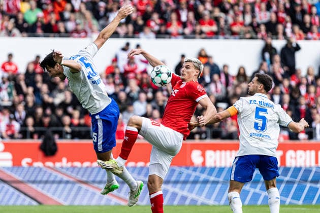 3rd Division, Matchday 7: Rot Weiss Essen vs. Hansa Rostock, September 20, 2026; Ahmet Gürleyen, Hansa Rostock, 15, Marek Janssen, Rot-Weiss Essen, 20, 3rd Division, Matchday 7: Rot-Weiss Essen vs. Hansa Rostock, Stadion an der Hafenstraße, Essen, September 20, 2026. DFL regulations prohibit any use of photographs as image sequences and or quasi-video. Copyright: xBEAUTIFULxSPORTS Buriakovx