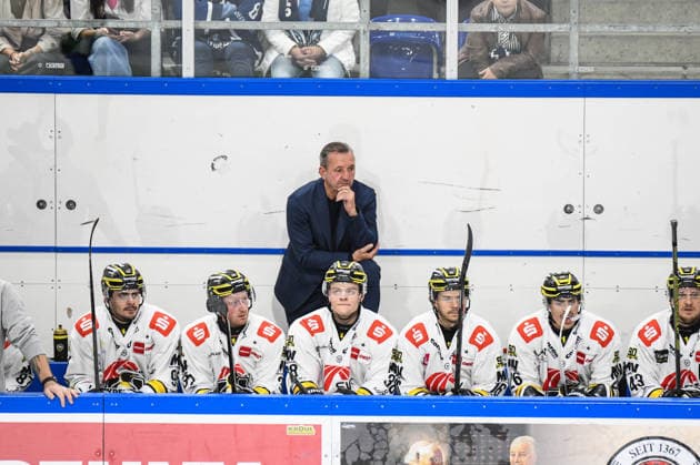 Straubing Tigers vs. Krefeld Pinguine, Ice Hockey, German Ice Hockey League, Penny DEL, Matchday 1, 2026–2027 Season, September 23, 2026, Thomas Popiesch, Krefeld Pinguine, Men s Ice Hockey, German Ice Hockey League, Penny DEL, Matchday 1, 2026–2027 Season on September 20, 2026, at the Eisstadion am Pulverturm, Straubing Tigers (blue) vs. Krefeld Pinguine (white)