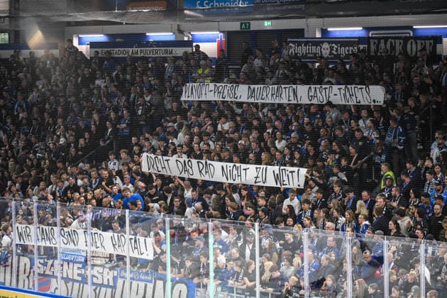 Straubing Tigers vs. Krefeld Pinguine, Ice Hockey, German Ice Hockey League, Penny DEL, Matchday 1, 2026–2027 Season, September 23, 2026. Straubing Tigers fans holding a banner, Men s Ice Hockey, German Ice Hockey League, Penny DEL, Matchday 1, 2026–2027 season on September 20, 2026, at the Eisstadion am Pulverturm, Straubing Tigers (blue) vs. Krefeld Pinguine (white)