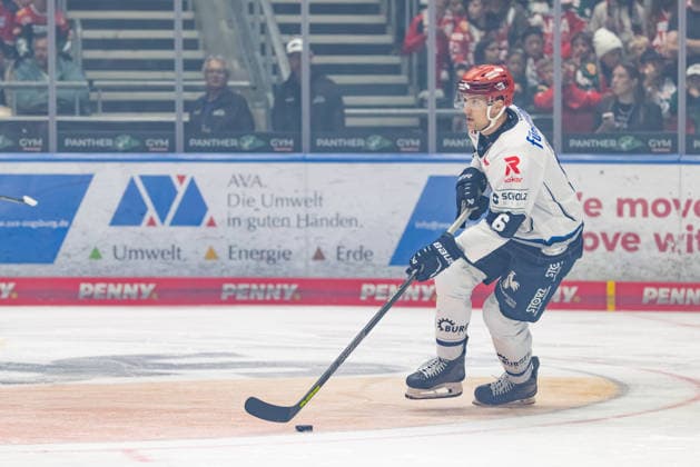 Alexander Peters 6, Schwenninger Wild Wings during the game between the Augsburger Panther and the Schwenninger Wild Wings, ice hockey, men s, DEL, 2026–2027, Matchday 2 on September 20, 2026, in Augsburg, Curt Frenzel Stadium, Bavaria, Germany