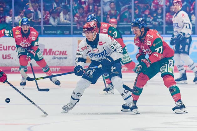 Kyle Platzer, Schwenninger Wild Wings, 88; Luke Toporowski, Augsburger Panther, 77 GER; Augsburger Panther vs. Schwenninger Wild Wings, Ice Hockey, PENNY DEL, Matchday 2, 2026–2027 Season, September 20, 2026 GER, Augsburger Panther vs. Schwenninger Wild Wings, Ice Hockey, PENNY DEL, Matchday 2, 2026–2027 Season, September 20, 2026 Germany Copyright: xEibner-Pressefoto GeraldxOelze-dexStoppanyx EP_ODS