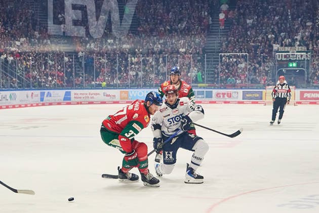 Face-off, duel between Kyle Wood of the Augsburger Panther, 37, and Reed Lebster of the Schwenninger Wild Wings, 23 GER, Augsburger Panther vs. Schwenninger Wild Wings, ice hockey, PENNY DEL, Matchday 2, 2026–2027 season, September 20, 2026, Germany, Augsburg Panthers vs. Schwenningen Wild Wings, Ice Hockey, PENNY DEL, Matchday 2, 2026–2027 season, September 20, 2026, Germany Copyright: xEibner-Pressefoto GeraldxOelze-dexStoppanyx EP_ODS