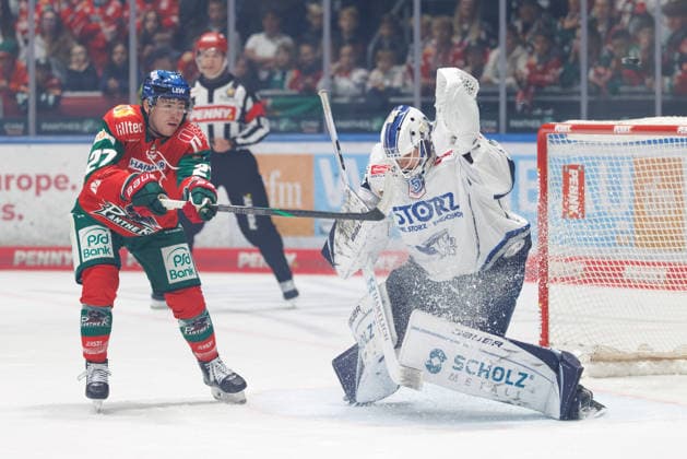 Kyle Mayhew, 27, of the Augsburger Panther, and Simon Wolf, 35, of the Schwenninger Wild Wings, during the game between the Augsburger Panther and the Schwenninger Wild Wings, ice hockey, men s, DEL, 2026–2027, Matchday 2 on September 20, 2026, in Augsburg, Curt Frenzel Stadium, Bavaria, Germany