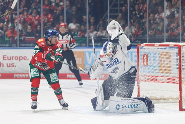 Kyle Mayhew, 27, of the Augsburger Panther, and Simon Wolf, 35, of the Schwenninger Wild Wings, during the game between the Augsburger Panther and the Schwenninger Wild Wings, ice hockey, men s, DEL, 2026–2027, Matchday 2 on September 20, 2026, in Augsburg, Curt Frenzel Stadium, Bavaria, Germany