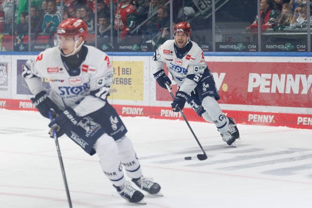 Alex Trivellato, 53, Schwenninger Wild Wings, during the game between the Augsburger Panther and the Schwenninger Wild Wings, men s ice hockey, DEL, 2026–2027, Matchday 2 on September 20, 2026, in Augsburg, Curt Frenzel Stadium, Bavaria, Germany
