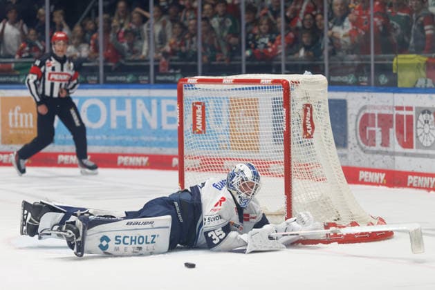 Simon Wolf, 35, of the Schwenninger Wild Wings makes a diving save during the game between the Augsburger Panther and the Schwenninger Wild Wings, men s ice hockey, DEL, 2026–2027, Matchday 2 on September 20, 2026, in Augsburg, Curt Frenzel Stadium, Bavaria, Germany