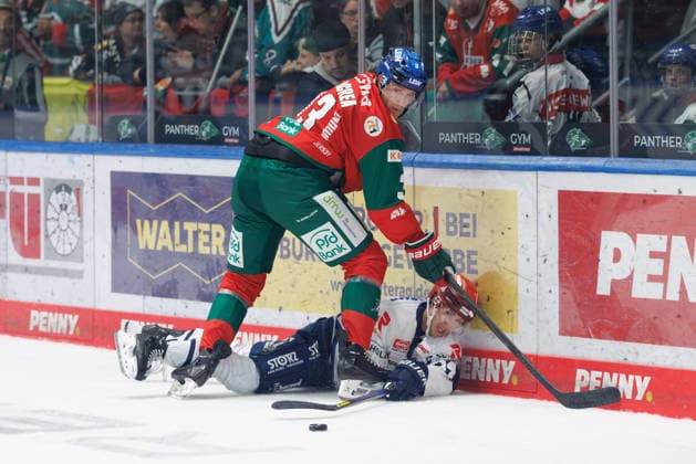 Alec McCrea 3, Augsburg Panthers, and Bode Wilde 4, Schwenningen Wild Wings, during the game between the Augsburg Panthers and the Schwenningen Wild Wings, ice hockey, men s, DEL, 2026–2027, Matchday 2 on September 20, 2026, in Augsburg, Curt Frenzel Stadium, Bavaria, Germany