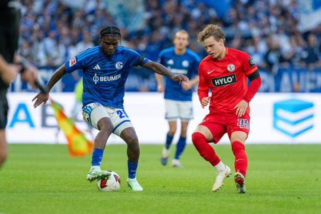 Dina Ebimbe (Schalke 04), 29, in a tackle with Cole Campbell (SV Elversberg), 39; FC Schalke 04 vs. SV Elversberg, Soccer, Bundesliga, Matchday 4, 2026–27 Season, September 20, 2026, DFL regulations prohibit any use of photographs as image sequences and or quasi-video. FC Schalke 04 vs. SV Elversberg, Soccer, Bundesliga, Matchday 4, 2026–27 Season, September 20, 2026, Gelsenkirchen Copyright: xEibner-Pressefoto LukasxBaldygax EP_LBA