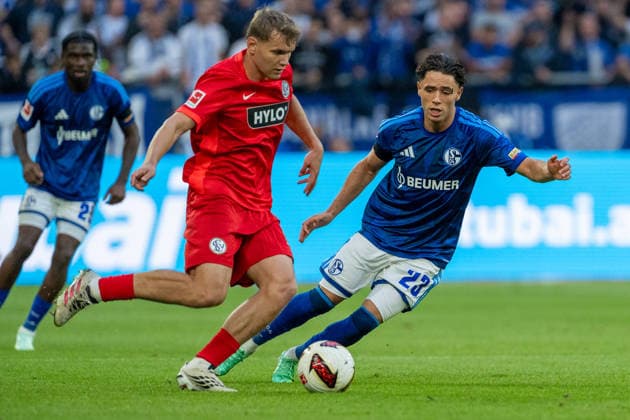 Dina Ebimbe (Schalke 04), 29, and Cole Campbell (SV Elversberg), 39, battle for the ball against Soufiane El Faouzi (Schalke 04), 23—FC Schalke 04 vs. SV Elversberg, soccer, Bundesliga, Matchday 4, 2026–27 season, September 20, 2026, DFL regulations prohibit any use of photographs as image sequences and or quasi-video; FC Schalke 04 vs. SV Elversberg, soccer, Bundesliga, Matchday 4, 2026–27 season, September 20, 2026, Gelsenkirchen Copyright: xEibner-Pressefoto LukasxBaldygax EP_LBA