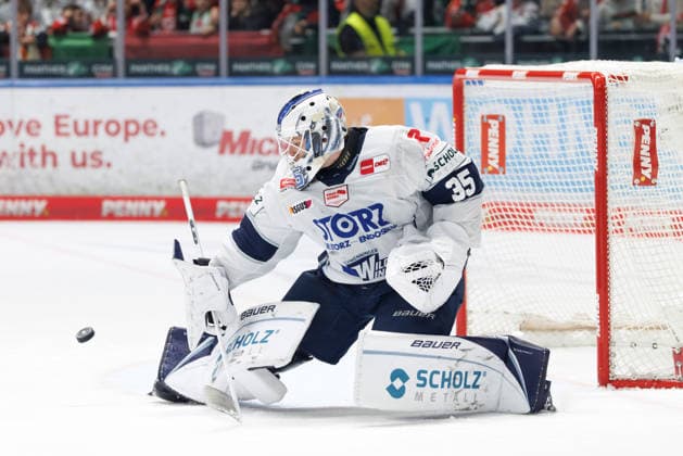 Simon Wolf, 35, of the Schwenninger Wild Wings during the game between the Augsburger Panther and the Schwenninger Wild Wings, men’s ice hockey, DEL, 2026–2027, Matchday 2 on September 20, 2026, in Augsburg, Curt Frenzel Stadium, Bavaria, Germany