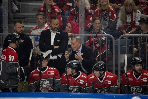 PENNY DEL 1 Cologne Sharks vs. Frankfurt Lions, Cologne, September 20, 2026; Moritz Müller, Cologne Sharks, defenseman, 91 Thomas Berglund, Cologne Sharks, Head Coach PENNY DEL 1 Cologne Sharks vs. Löwen Frankfurt on September 20, 2026, at the Lanxess Arena in Cologne, Germany Copyright: xBEAUTIFULxSPORTS AndreasxDickx